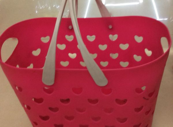 Shopping basket with handle