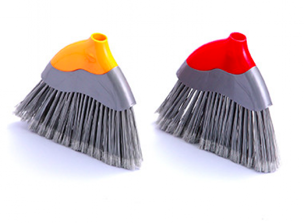Sweeping brush with handle