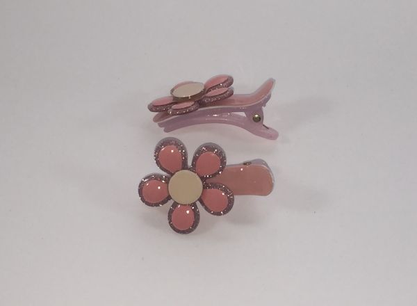 Patterned crocodile clip with flower