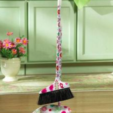 Long handle dustpan with sweeping brush