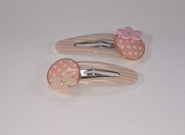 Patterned snap clip with strawberry shape